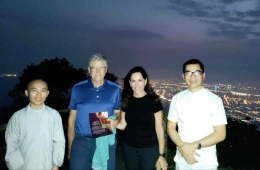 BUỔI THIỀN TRÀ ĐẶC BIỆT TRÊN ĐỈNH NÚI BÀN CỜ VỚI TỶ PHÚ BILL GATES VÀ BÀ PAULA HURD