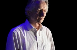 (I) GEOFFREY HINTON: CHA ĐỠ ĐẦU CỦA TRÍ TUỆ NHÂN TẠO, VÀ CON ĐƯỜNG DẪN ĐẾN GIẢI NOBEL